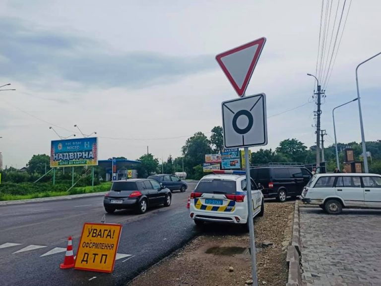 У Надвірній автівка на узбіччі наїхала на 17-річну дівчину (ФОТО)