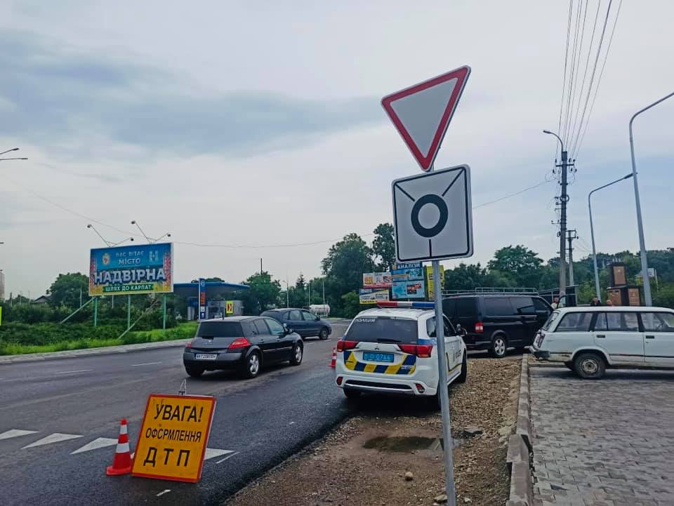 У Надвірній автівка на узбіччі наїхала на 17-річну дівчину (ФОТО)