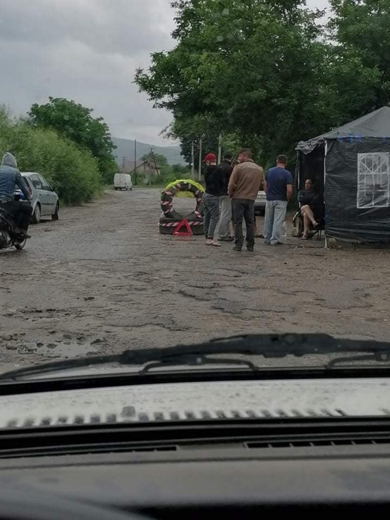 На Рожнятівщині встановили блок-пост — не пропускатимуть вантажівки (ФОТОФАКТ)