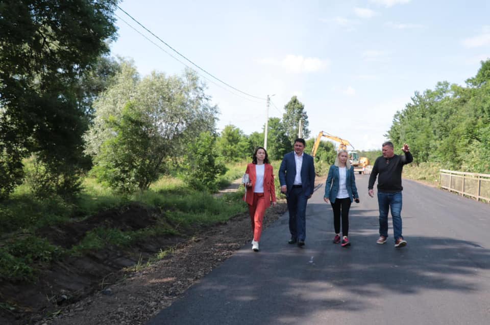 Прикарпаття “зшивають” якісними дорогами: триває активний ремонт автошляху Калуш-Осмолода (ФОТО)