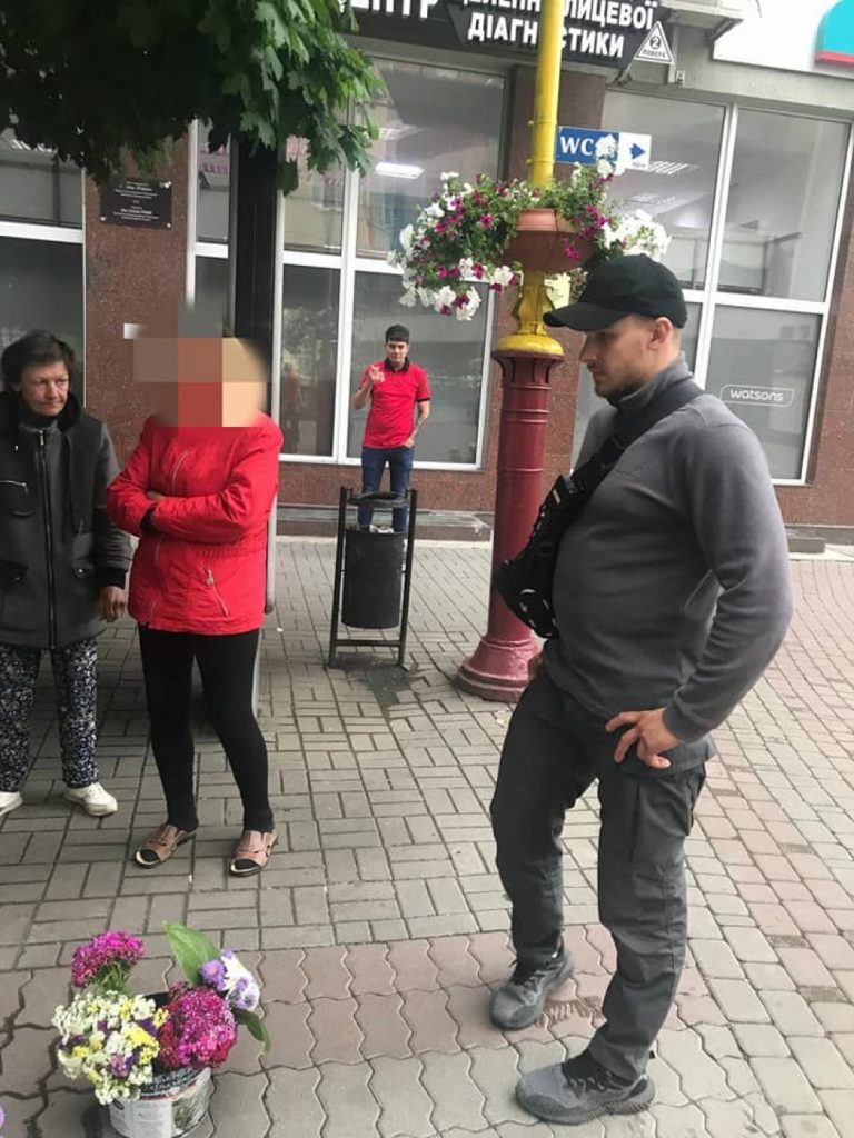 Знову крала з клумб квіти і потім продавала – у центрі Франківська муніципали оштрафували добре відому порушницю (ФОТО)