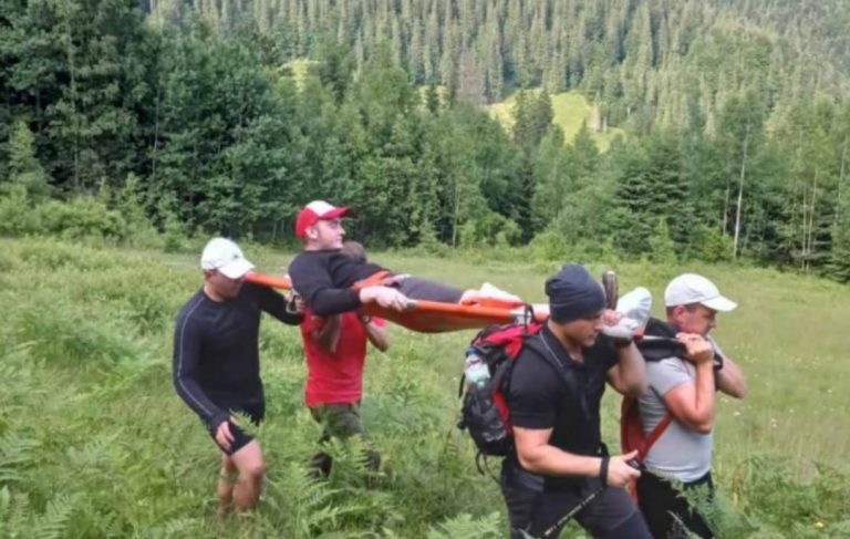 Для жителів Львова і Коломиї похід у Карпати завершився травматично (ФОТО)