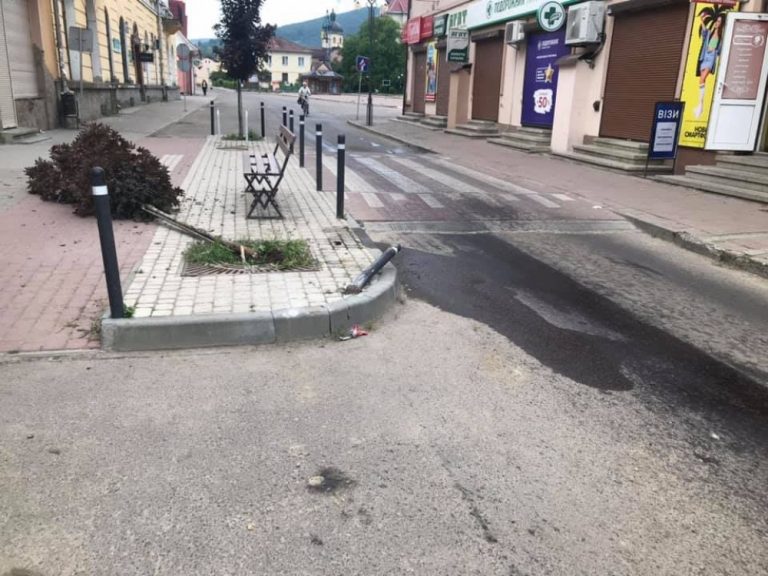 Нічна аварія у Косові: Таксі вилетіло на тротуар та знесло деревце