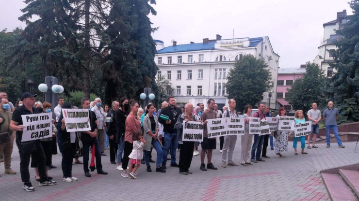 “Руки геть від наших садів”: франківці протестують проти забудови дачного кооперативу “Бистриця Надвірнянська”