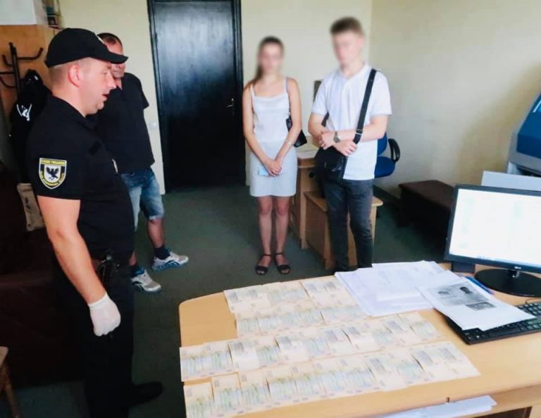 На Прикарпатті п’яний водій пропонував поліцейському 17 тисяч гривень хабара