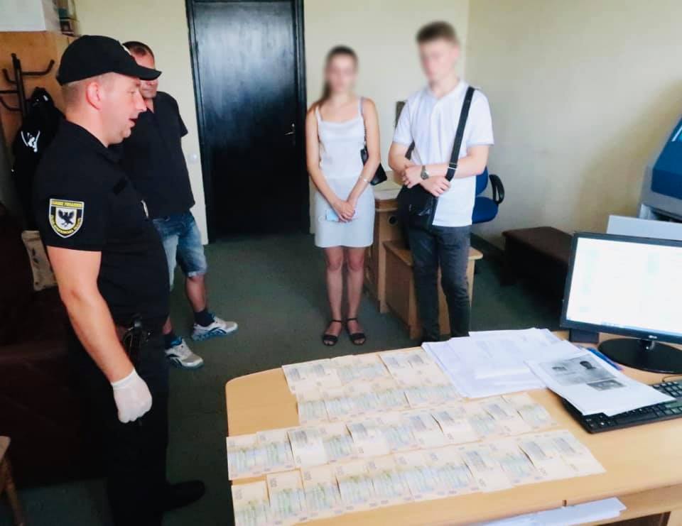 На Прикарпатті п’яний водій пропонував поліцейському 17 тисяч гривень хабара