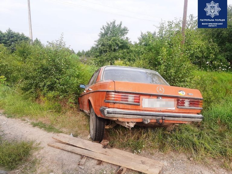 У Франківську п’яний водій злетів у кювет: був без документів і з наркотиками (ФОТО)