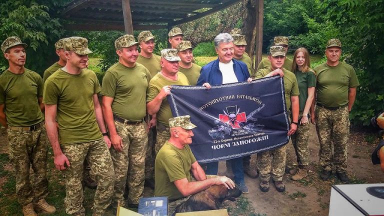Порошенко привіз в Авдіївку комплект відеорозвідки для 72-ої бригади (ФОТО, ВІДЕО(