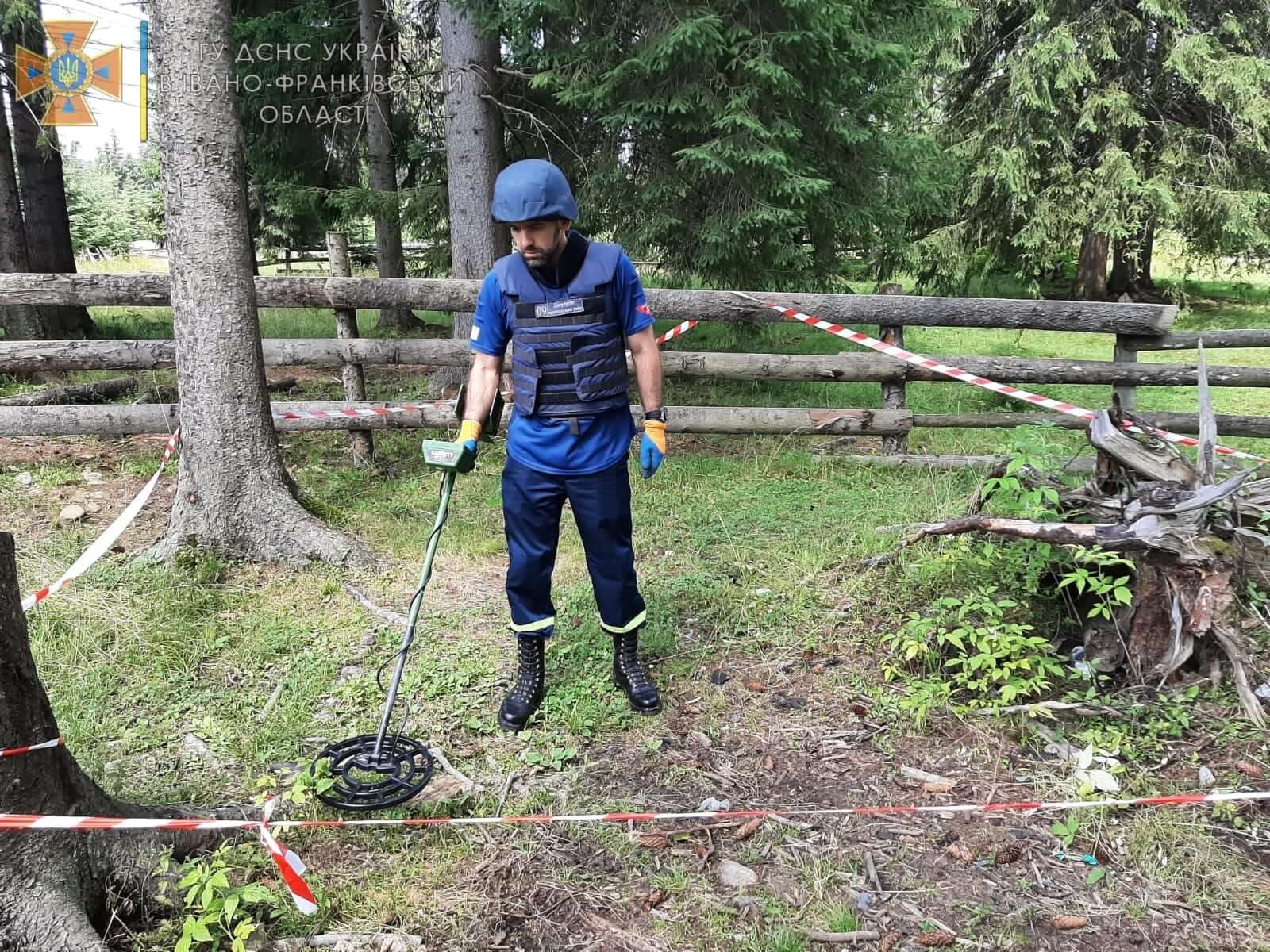 У Ворохті та на Коломийщині піротехніки ДСНС знищили два вибухонебезпечні предмети (ФОТО)
