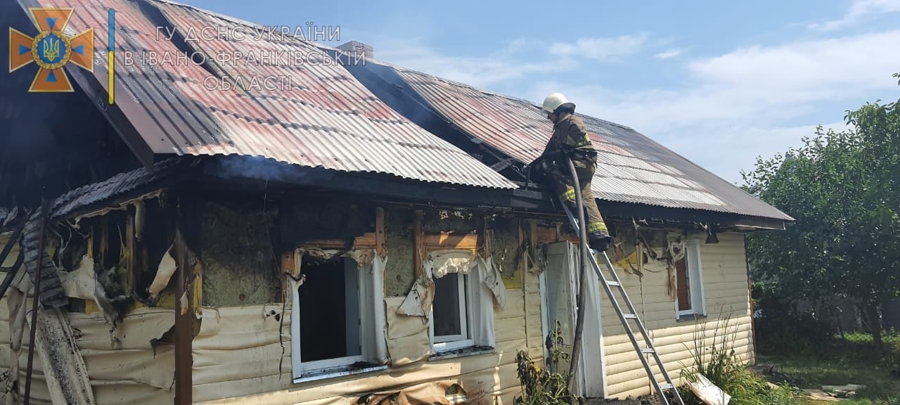 За добу на Франківщині ледь не згоріли три будинки та автобус