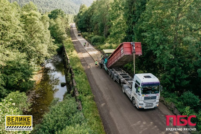 На Прикарпатті триває ремонт дороги Долина – Хуст (ФОТО)