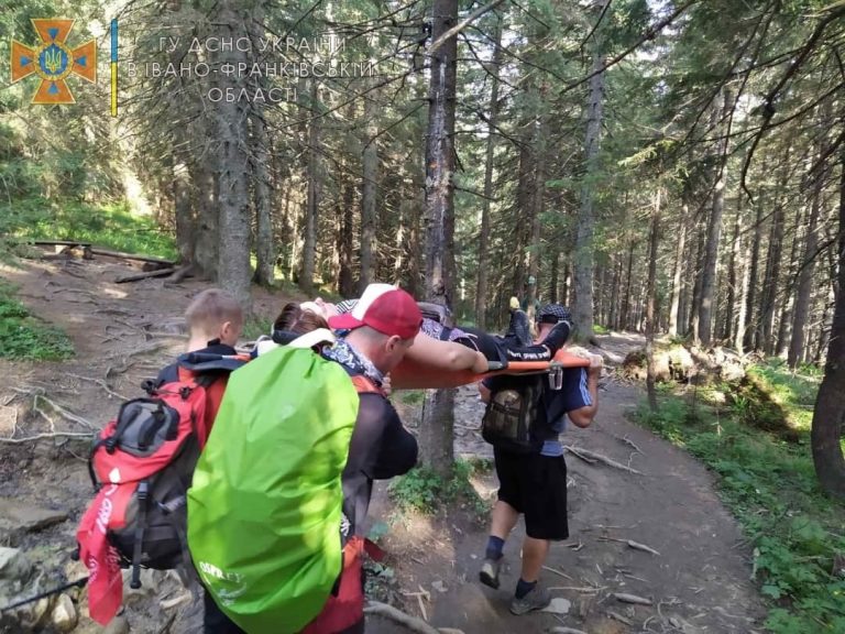 Рятувальники знесли на ношах з Говерли травмовану одеситку (ФОТОФАКТ)