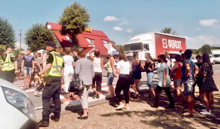 На Коломийщині “на зебрі” збили 12-річну дівчинку – розлючені селяни перекрили дорогу (ФОТО)