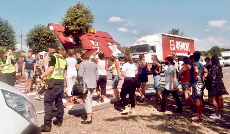 На Коломийщині “на зебрі” збили 12-річну дівчинку – розлючені селяни перекрили дорогу (ФОТО)