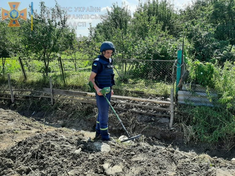 На Надвірнянщині виявили і знищили дві гранати і артснаряд часів ІІ Світової (ФОТО)
