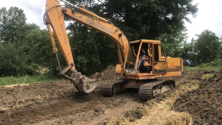 У селі на Калущині вода знищила 300 метрів дороги: новий шлях люди прокладають через власні городи (ФОТО, ВІДЕО)