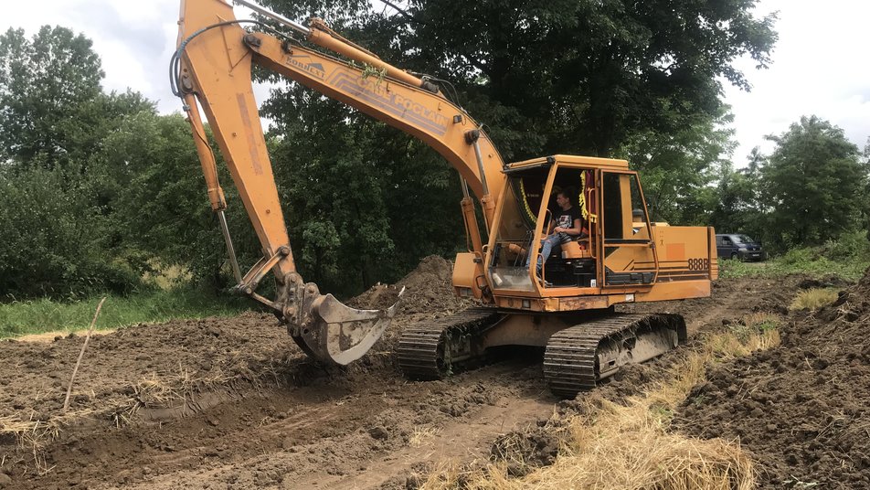 У селі на Калущині вода знищила 300 метрів дороги: новий шлях люди прокладають через власні городи (ФОТО, ВІДЕО)