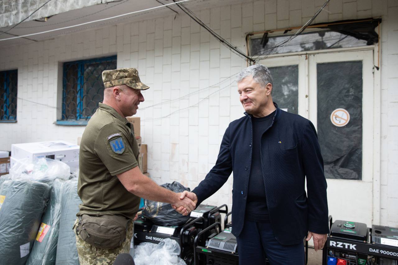 Порошенко у річницю визволення Слов’янська і Краматорська привіз на передову обладнання та вшанував українських героїв (ФОТО)