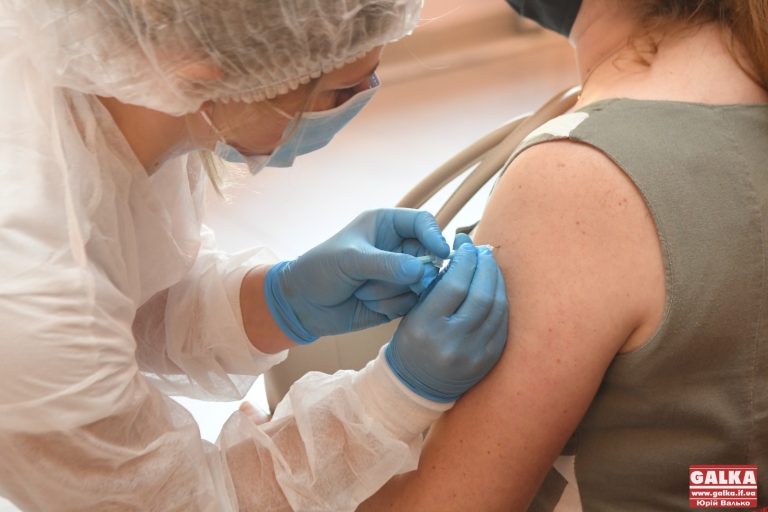 На ЛРЗ-фесті у Франківську мер пропонує вакцинувати людей, але вакцини немає