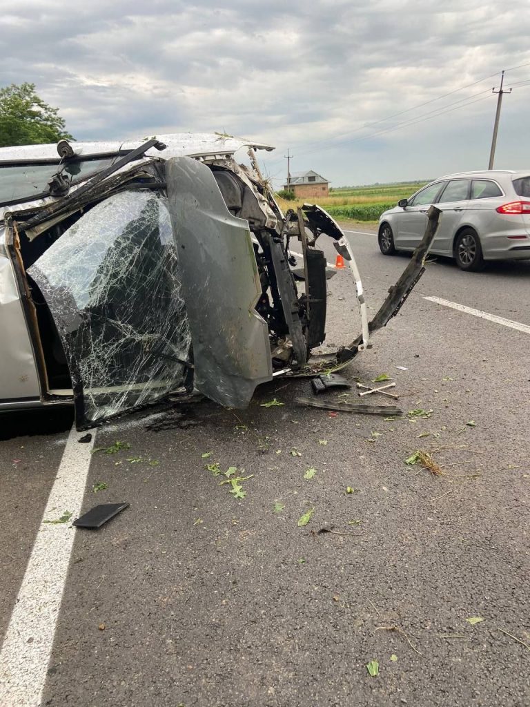 Вранці під Заболотовим водійка перевернула свій Citroen: травм дивом не отримала (ФОТО)