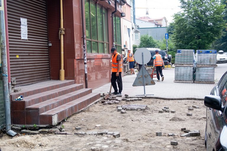 Вулицю Коновальця брукують в Івано-Франківську (ФОТО)