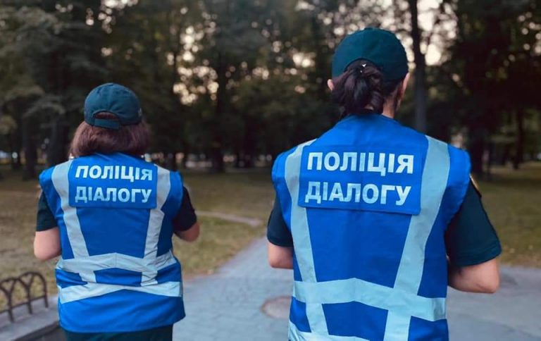 Поліцейські навчання: тепер шукають вибухівку у центрі міста (ФОТО)