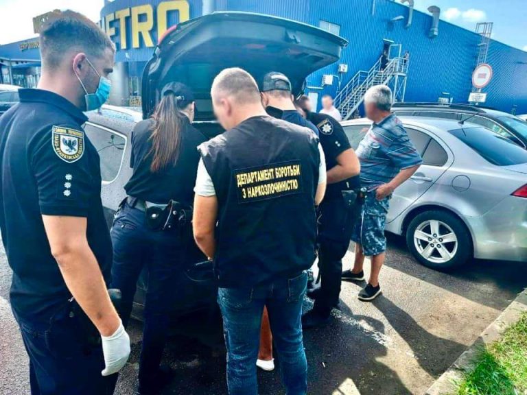 У Франківську затримали чоловіка з наркотиками на мільйон гривень (ФОТО)