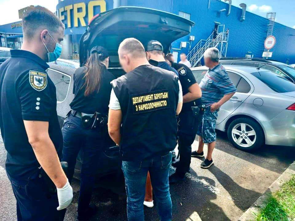 У Франківську затримали чоловіка з наркотиками на мільйон гривень (ФОТО)
