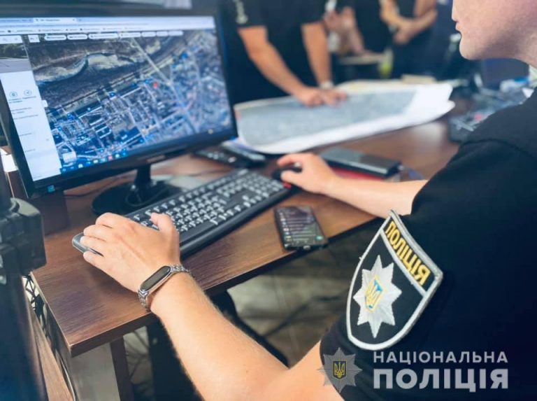 Як на Прикарпатті поліціянти ловили “зловмисників” і рятували “заручника” (ФОТО)