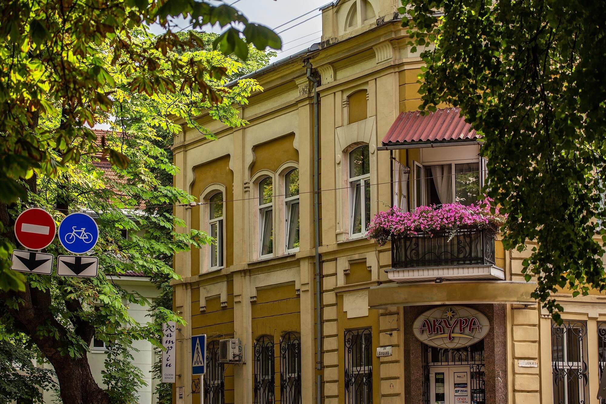 Добірка заквітчаних балконів з Івано-Франківська (ФОТО)