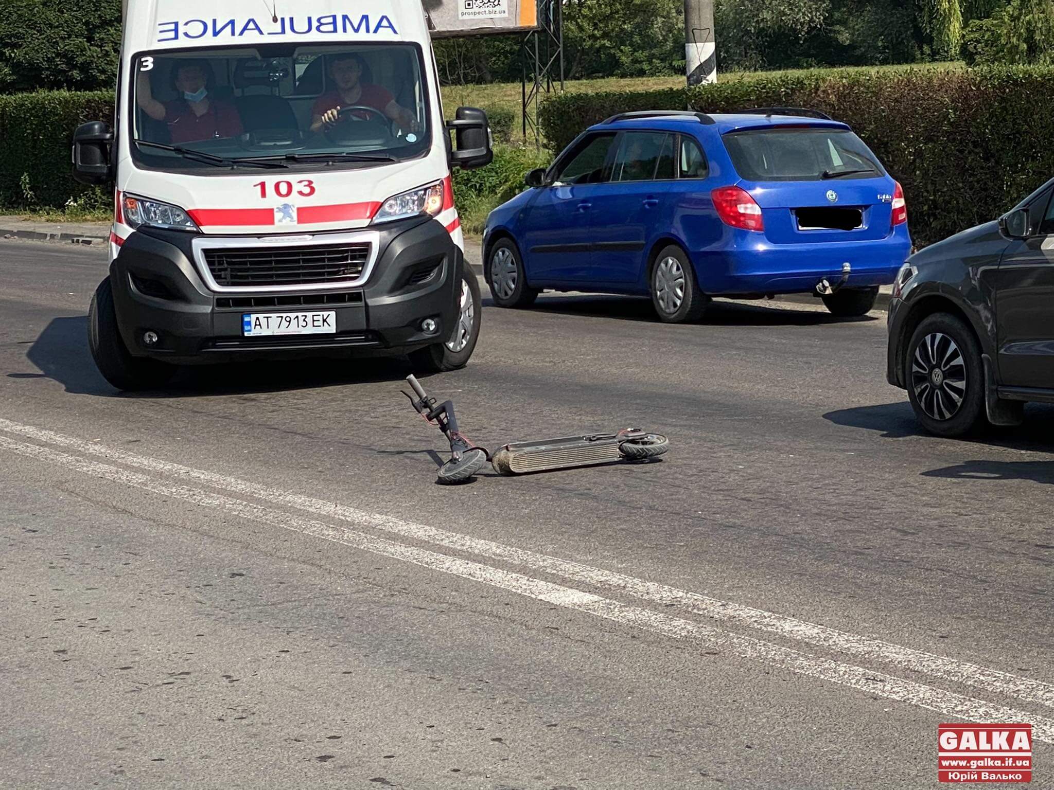 На Набережній дівчина із електросамокатом потрапила під колеса авто (ФОТО)