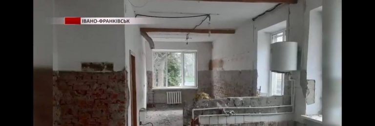Пів століття – без ремонту. У франківському центрі соціально-психологічної реабілітації волонтери оновили харчоблок (ВІДЕО)
