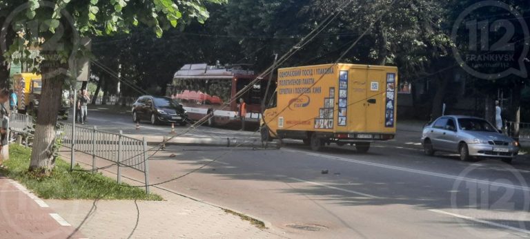 На Галицькій на дорогу впав стовп: містом утворилися затори (ФОТОФАКТ)