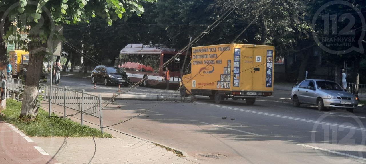 На Галицькій на дорогу впав стовп: містом утворилися затори (ФОТОФАКТ)