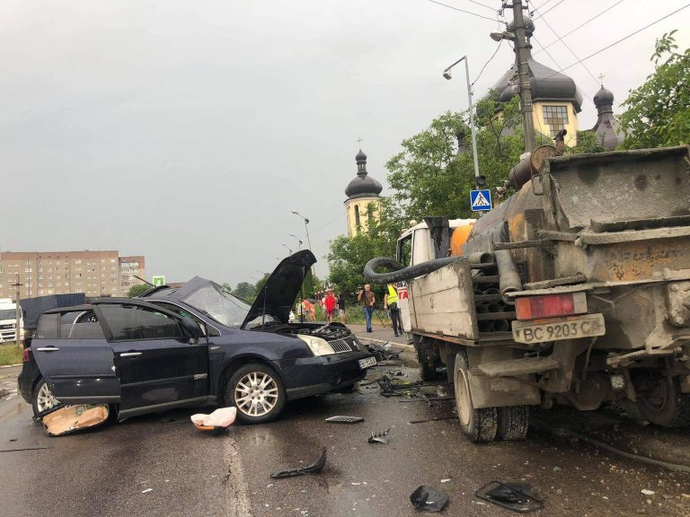 Водій “Рено” виїхав на зустрічну і загинув: подробиці смертельної ДТП у Бурштині (ФОТО)
