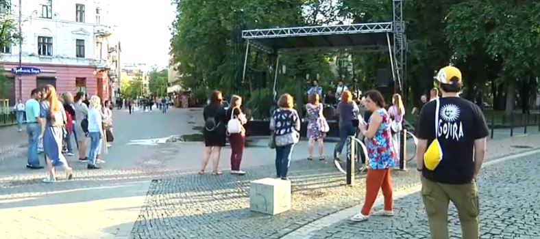 Майже 11 тисяч гривень зібрали на благодійному концерті “На шапку” в центрі міста (ВІДЕО)