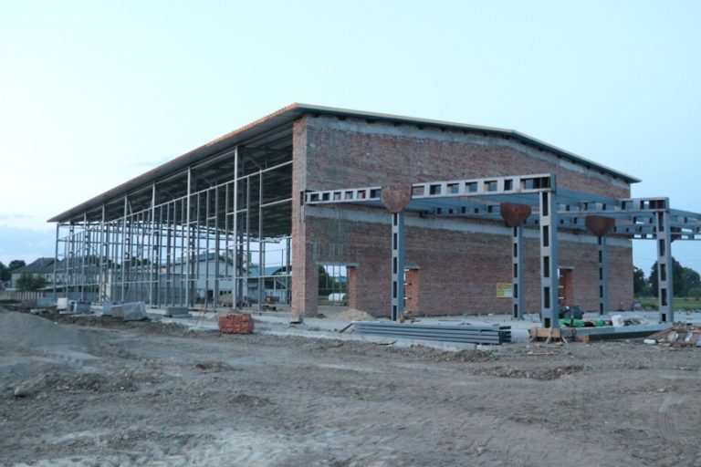 На Коломийщині до Дня Незалежності хочуть відкрити новий спорткомплекс: зараз він готовий на 30% (ФОТО)