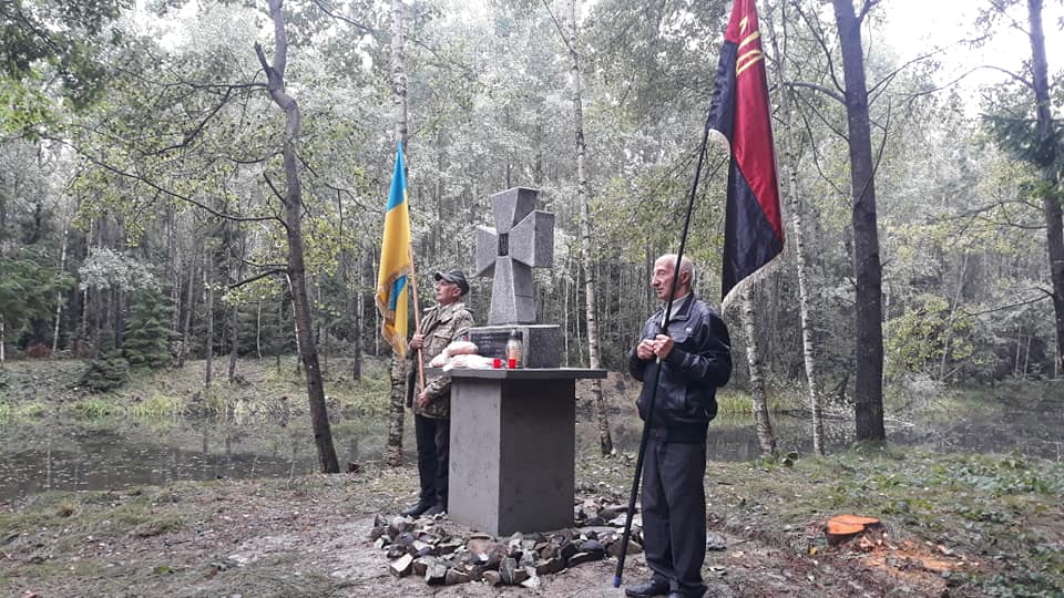На місці загибелі підпільників ОУН у Чорному лісі встановили пам’ятний хрест (ФОТО)