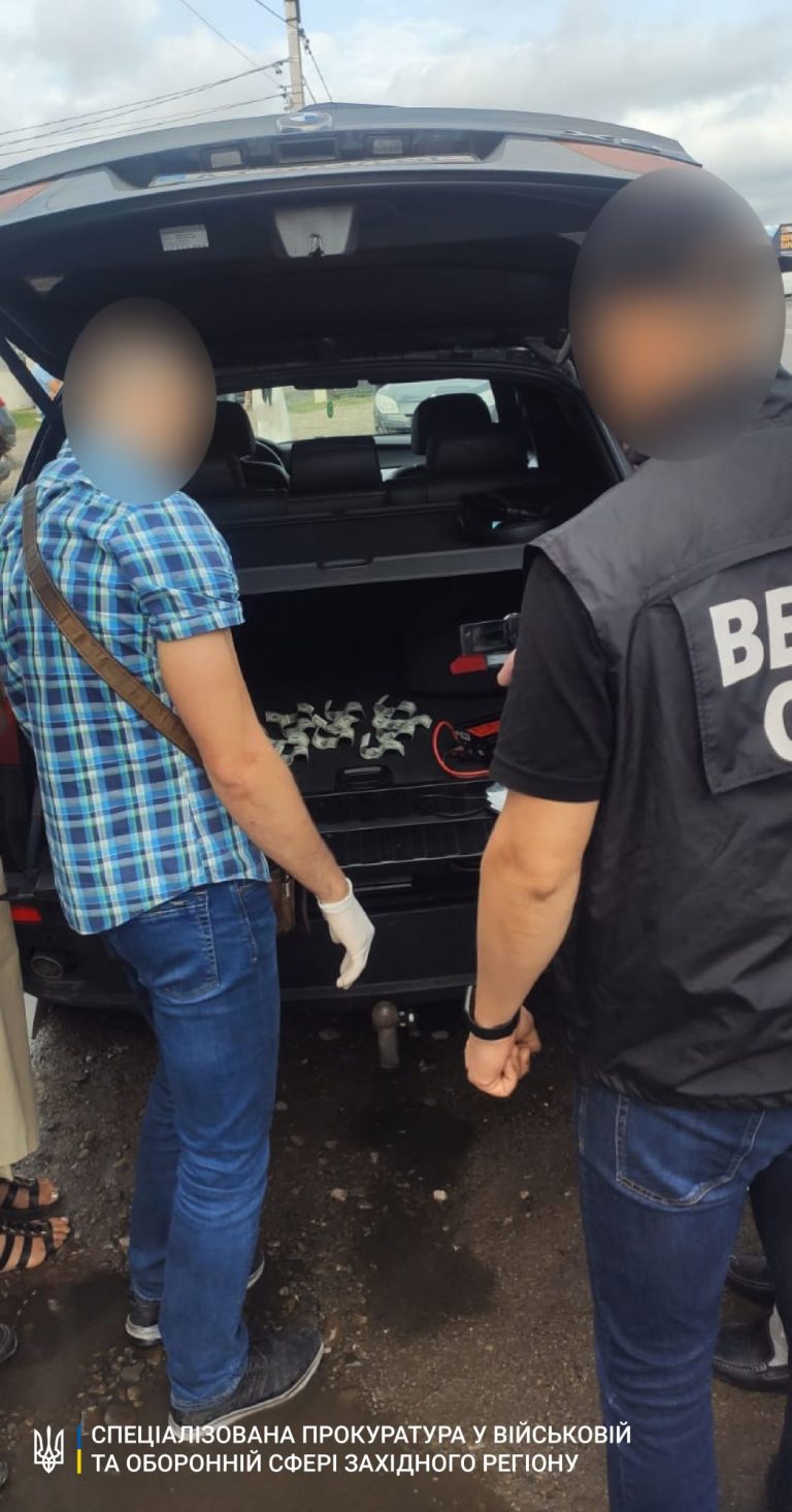 Намагався втекти: відомі подробиці затримання комісара, який допомагав прикарпатцю “відкосити” від армії