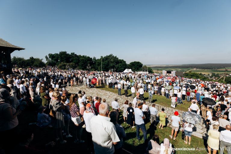 Тисячі українців взяли участь у прощі до Крилоса, яку очолив Глава УГКЦ Святослав (ФОТО)