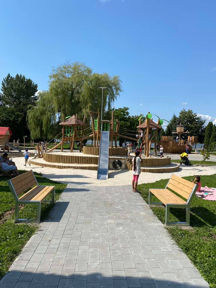 На міському озері встановили лавки біля дитячого майданчика (ФОТО)