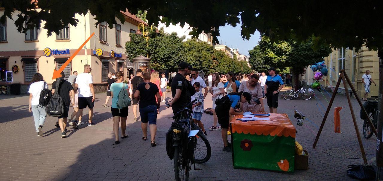 У центрі Франківська продавчиня влаштувала “війну” з музикантами за “точку”: отримала два протоколи (ФОТО)