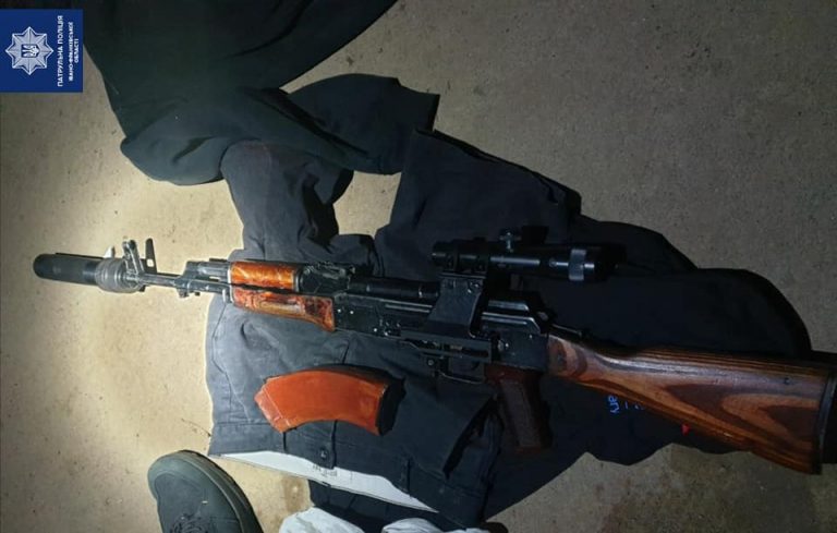 У Вовчинці патрульні зупинили авто за неосвітлений номерний знак, а знайшли гвинтівку (ФОТО)
