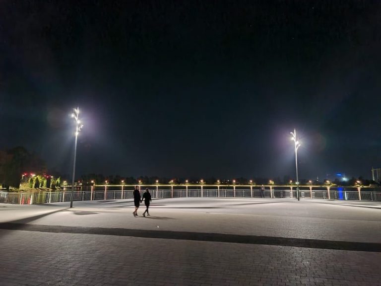 На пірсі міського озера встановили оригінальні ліхтарі (ФОТО)