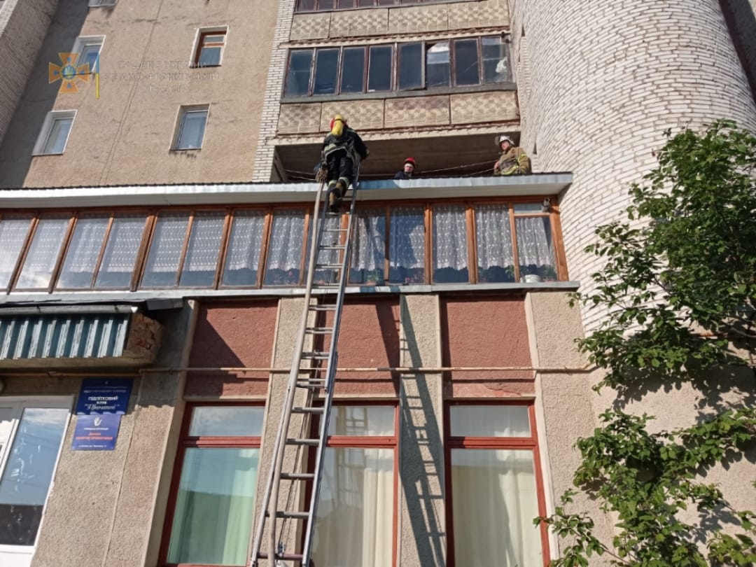 Вранці у Долині вогнеборці гасили пожежу сміття на балконі квартири (ФОТО)
