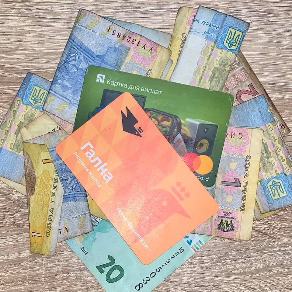 57% франківців все ще оплачують проїзд готівкою в комунальному транспорті