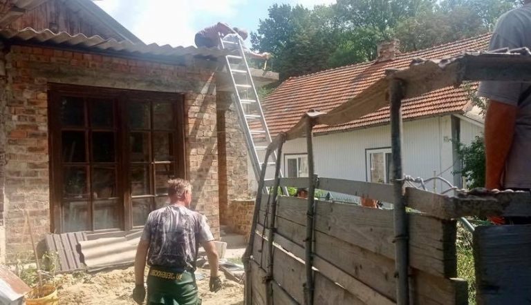 Гідний приклад: у Коломиї зносять самочинну прибудову (ФОТО)