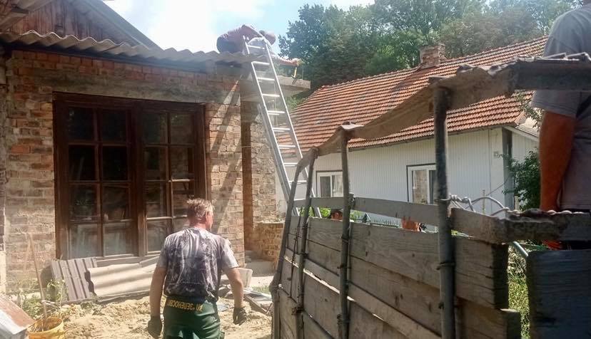 Гідний приклад: у Коломиї зносять самочинну прибудову (ФОТО)