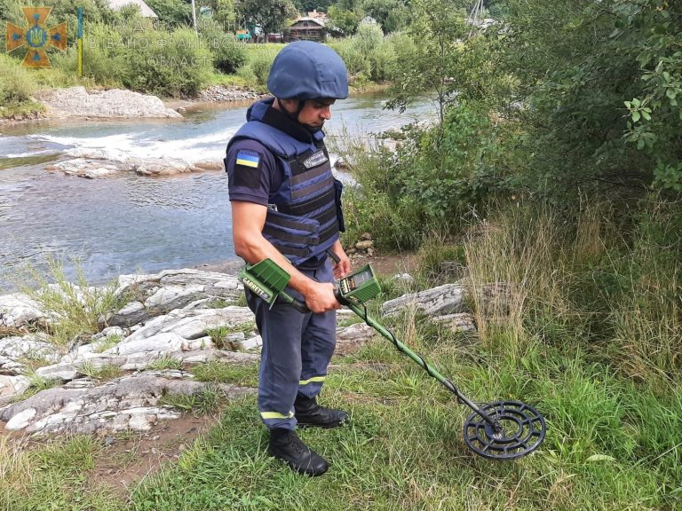 Міну та гранату часів ІІ Світової війни знищили на Прикарпатті