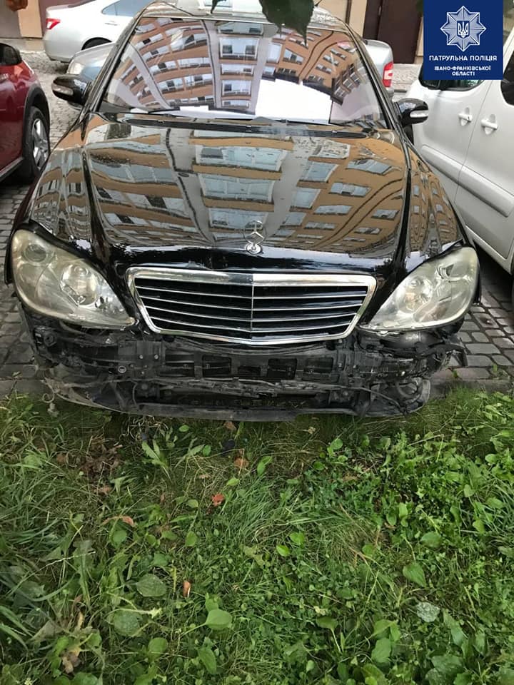 У Пасічній п’яний водій “Мерседеса” вчинив ДТП і втік з місця події. Його швидко знайшли патрульні (ФОТО)